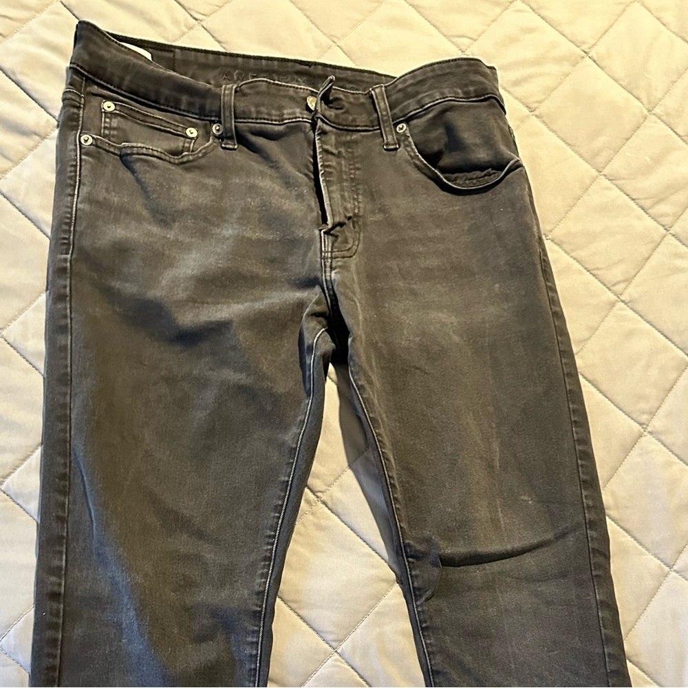 Lightly worn American Eagle Skinny Jeans (33 x 32) - Snug Fit, Stylish Look!